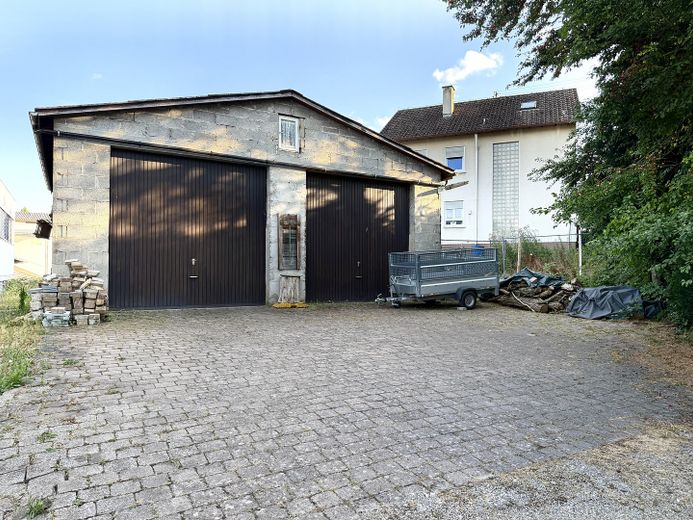 Garage und Stellplätze