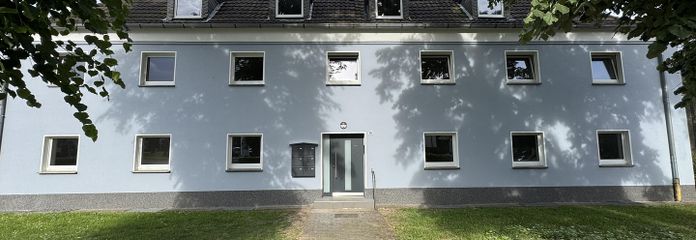 Renovierte 3,5 Zimmer EG Wohnung mit Garten – Frontansicht