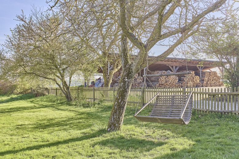 exklusiver Traum im Grünen. 4 Seit-Hof mit Seminarhaus – Park