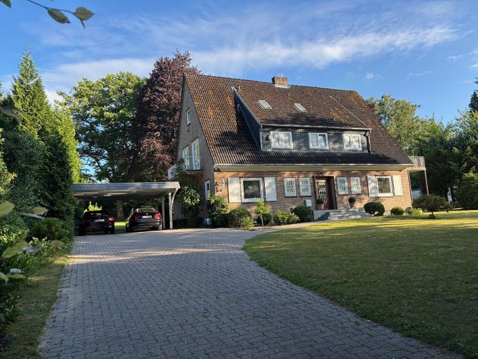 Park-like property in a prime location in Wellingsbüttel – Vorderseite