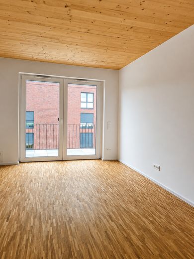 Wohnzimmer mit Balkonblick