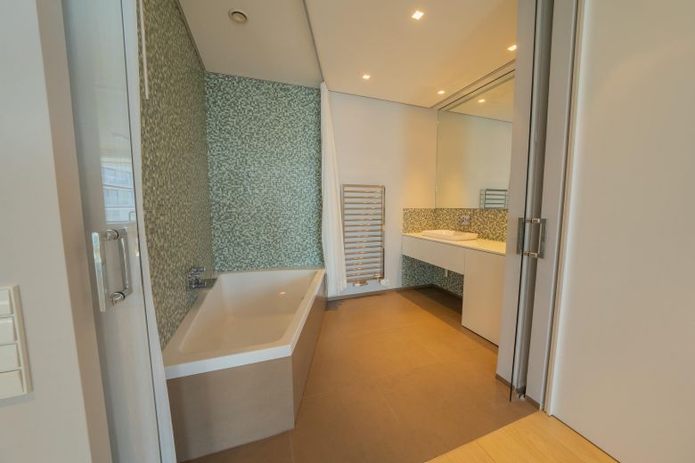 Designwohnung im Marco Polo Tower – mit Blick auf das Wendebecken des Hafens – Bad en Suite mit Badewanne