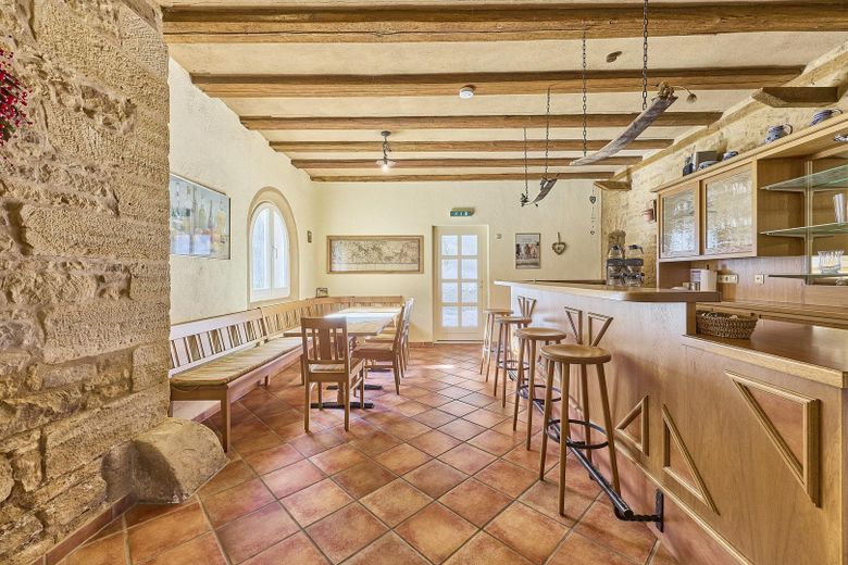 exklusiver Traum im Grünen. 4 Seit-Hof mit Seminarhaus – Bar