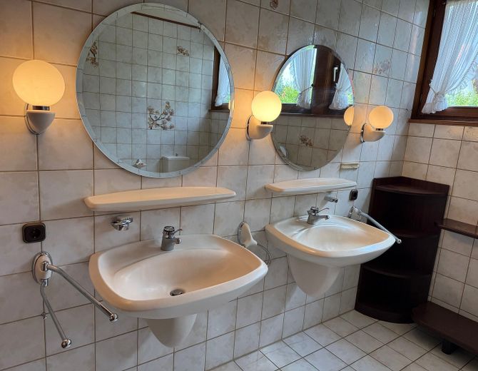 Viel Raum zum Leben: Riesige Landhausvilla in Neuhof/Fulda! – Duschbad mit 2 Waschbecken