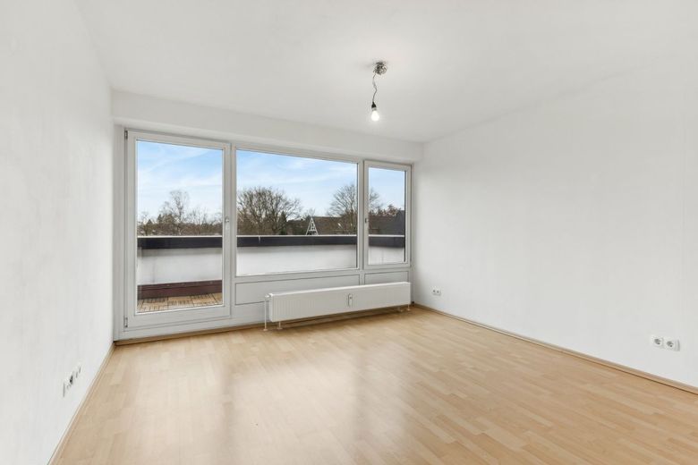 Modernisierte 3-Zimmer-Wohnung mit Tiefgaragenstellplatz in
bester Lage von HH-Meiendorf – Schlafzimmer