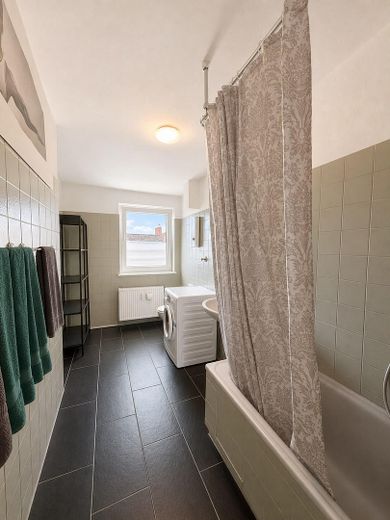 hell & möbliert: 2-Zimmer-Wohnung mit Balkon · 69 m² · befristet – Bathroom