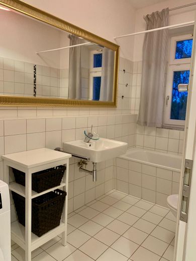 Lutherstraße: 2-Zimmer-Wohnung mit toller Küche, Parkett und Balkon – Badezimmer V