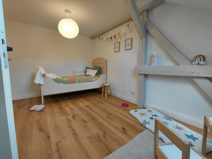 Entrate e sentitevi a casa: villetta a schiera modernizzata con finiture di pregio, giardino, terrazza e 2 garage – Zimmer DG 2