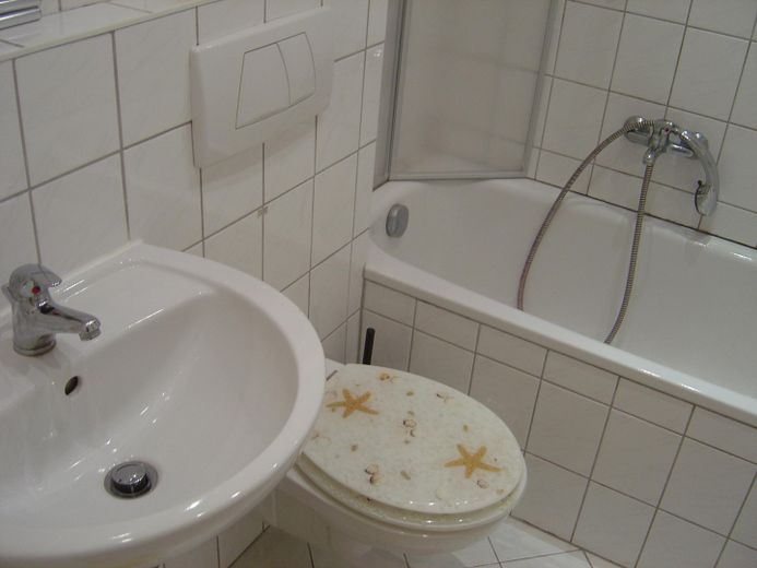 Möblierte komfortable 2,5 Zi. Wohnung EG “zentral und doch ruhig“ – Bad