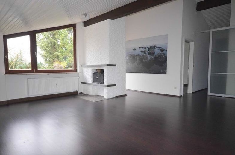 Balkonlu, şömineli aydınlık 2 odalı çatı katı dairesi, Gerlinger Schillerhöhe’de çok iyi konumda – Wohnbereich Blick1