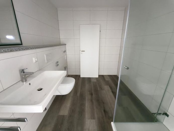 2 Zi. Wohnung (Nr. 8) im OG mit Balkon – Bad mit Dusche und Waschmaschinenanschluss Bild 1