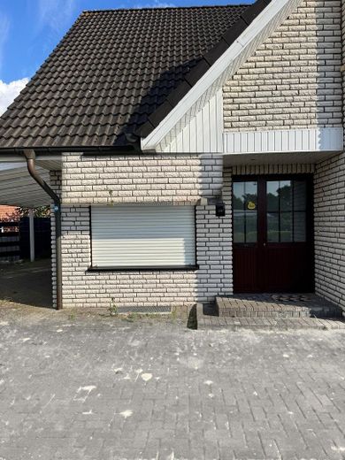 Freistehendes Zweifamilienhaus mit Bürotrakt und Garage – फोटो 2