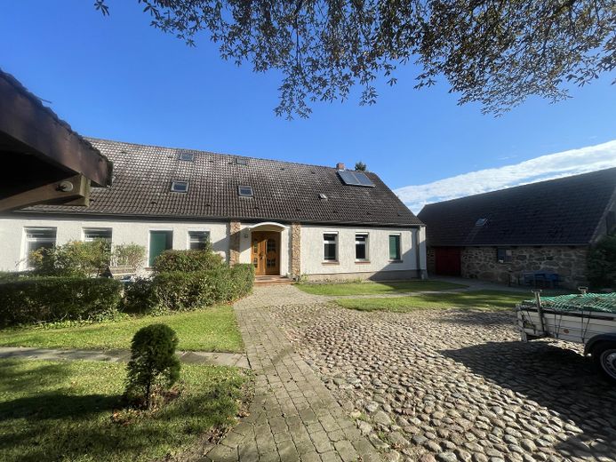 Charmante propriété avec cour et grand terrain – Photo 2