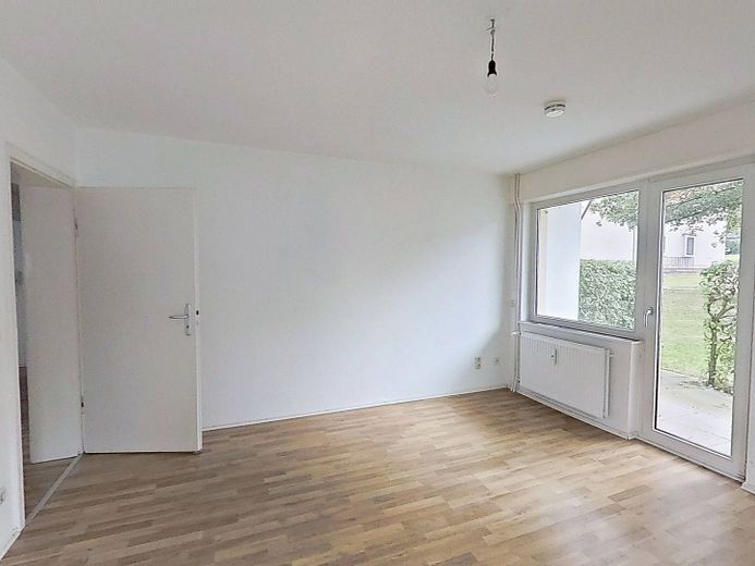 Helle 2-Zimmer-Whg. mit TERRASSE und Wannenbad – Ansicht II: Wohn- und Esszimm…
