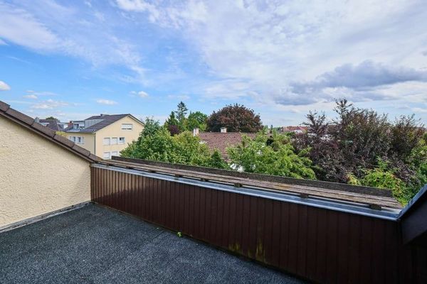 Sonne & Weitblick in Straubing: Ihre 2-Zimmer-DG-Wohnung mit 14 m² Terrasse und Garage