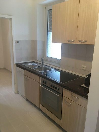 Senza provvigione: appartamento maisonette di 3,5 locali a Lüneburg (105m² di superficie abitabile), pompa di calore, balcone esposto a sud, posto auto – Einbauküche Wandseite