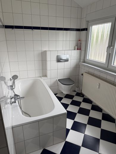 Schöne helle 97m2 große Maisonette Wohnung in Wiesloch-Baiertal – Badezimmer DG