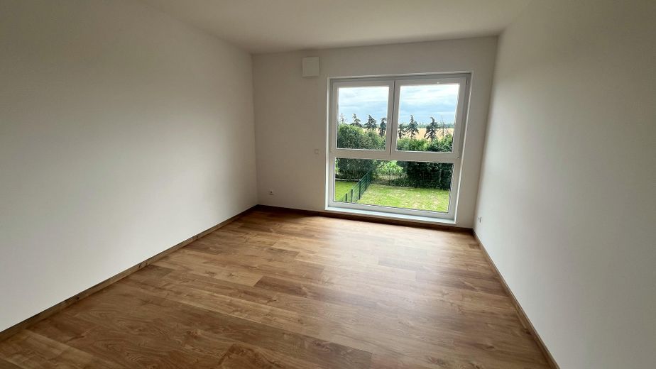Ruhe mit Blick über Felder: Exklusives wohngesundes Plusenergie-Doppelhaus, S-Bahn fußläufig – Zimmer 1 OG