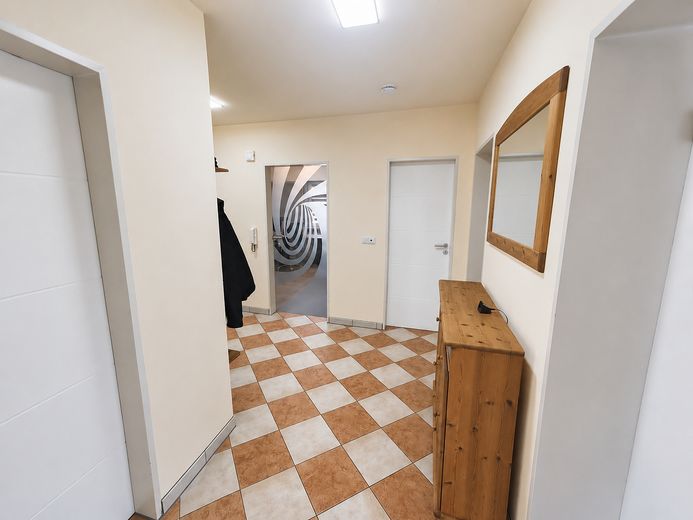 Großzügige 4-Zimmer-Wohnung in Rosenheim mit 2 Bädern & 2 Balkonen – Flur
