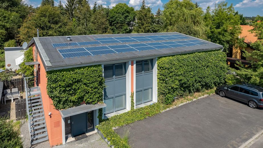 Einzigartig im Umkreis: 278m² Design-Loft-Halle + 100m² Büro-Obergeschoss, genehmigt als Wohnraum – 5 Parkplätze vor dem Gebäude