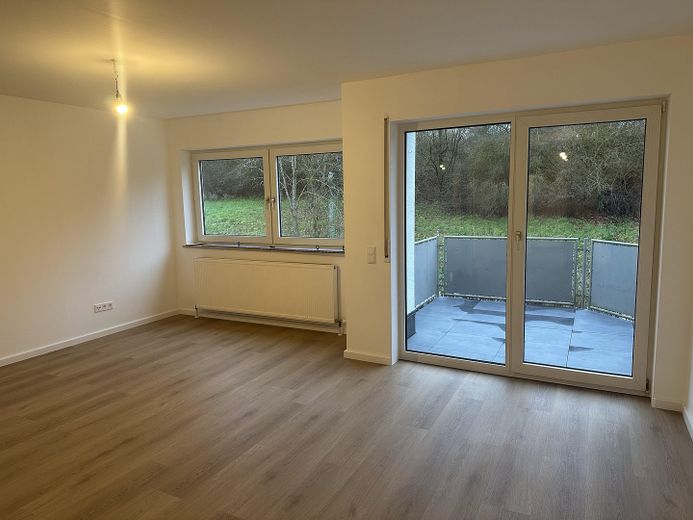 Kernsanierte 3-Zimmer-ETW, 2 Stellplätze, 900 € Kaltmiete, Provisionsfrei – Wohnzimmer/Küche