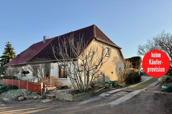 HORN IMMOBILIEN++ 15 km bis Neubrandenburg, schöne Doppelhaushälfte mit großen Grundstück &amp; 2 Garagen