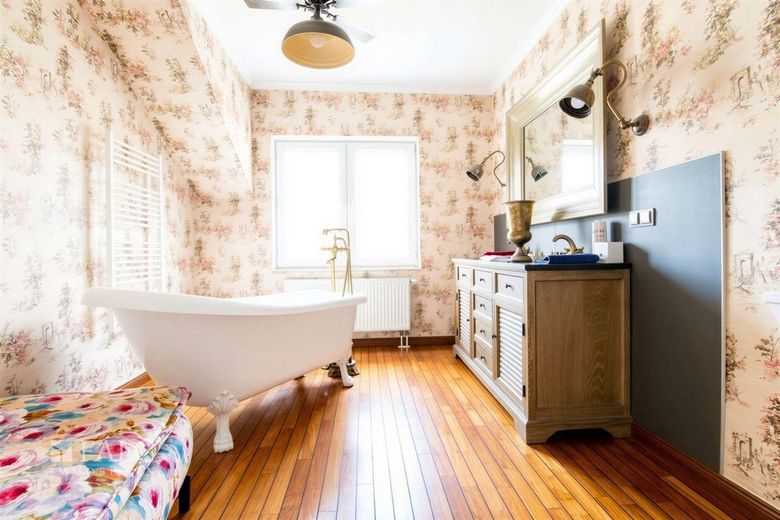 +++ Elegantes Zweifamilienhaus mit großem Garten, Badeteich inkl. Poolhaus +++ – Badezimmer Dachgeschoss