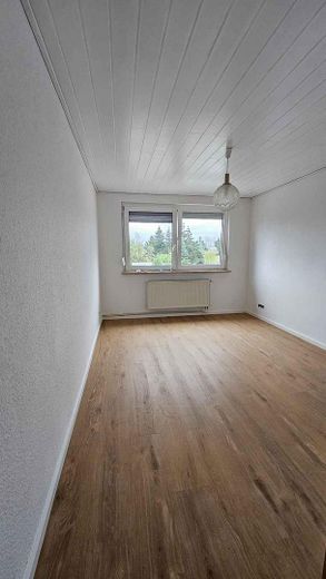 Appartamento di 3 locali appena ristrutturato con cucina attrezzata – idoneo al Wohngeld, libero dal 01.09. – Schlafzimmer