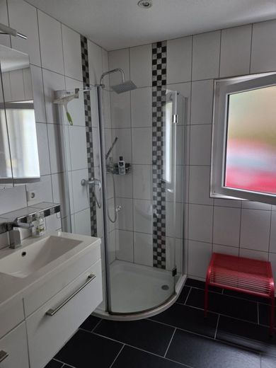 barrierefreies 4,5 Zimmer-Haus, ruhige Lage, provisionsfrei – Regendusche