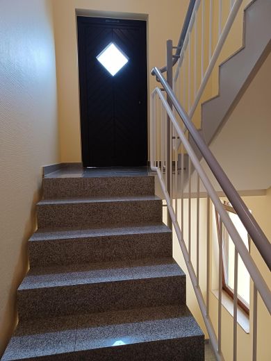 Klimatisierte mod.lichtdurchfl.DG-Whg. Pelleto+PV-Anlage,unverb.FERNSICHT+3-Fachvergl. – Treppenhaus