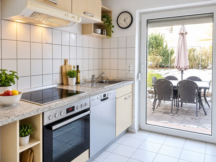 Charmante twee-onder-een-kapwoning met tuin, terras en volop ruimte om zich prettig te voelen – Küche