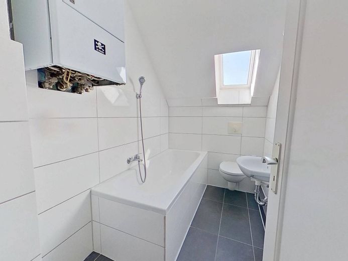 Appartement 3 pièces confortable avec salle de bains avec baignoire à Bielefeld-Mitte – Ansicht I: Bad