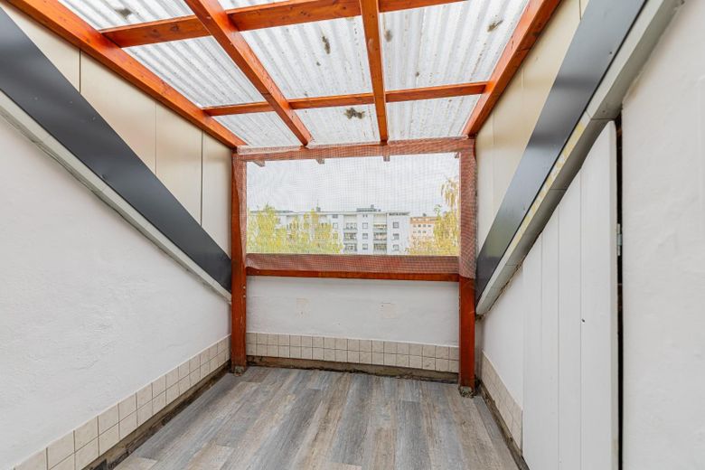 Wunderschöne 3 Zi Dachgeschoss Wohnung mit Balkon und Küche – Balkon / Logia