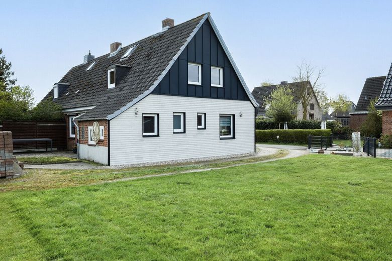 Ihre Oase: Doppelhaushälfte mit großem Garten! – Hausansicht Seite