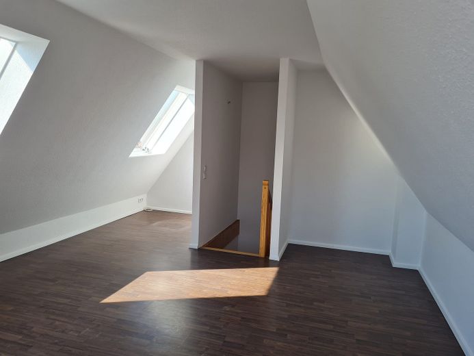Schöne und helle 2 Zimmer Dachgeschosswohnung ab dem 01.09.26 – Zimmer 2