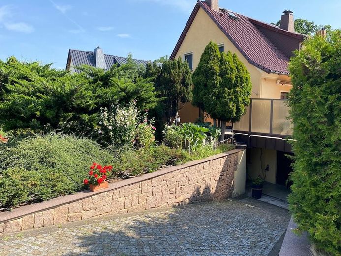Gepflegte 4‑Zimmer‑Doppelhaushälfte | 110 m² | Vollkeller mit Nutzfläche 55 m² | Südterrasse – Ansicht von der Straße