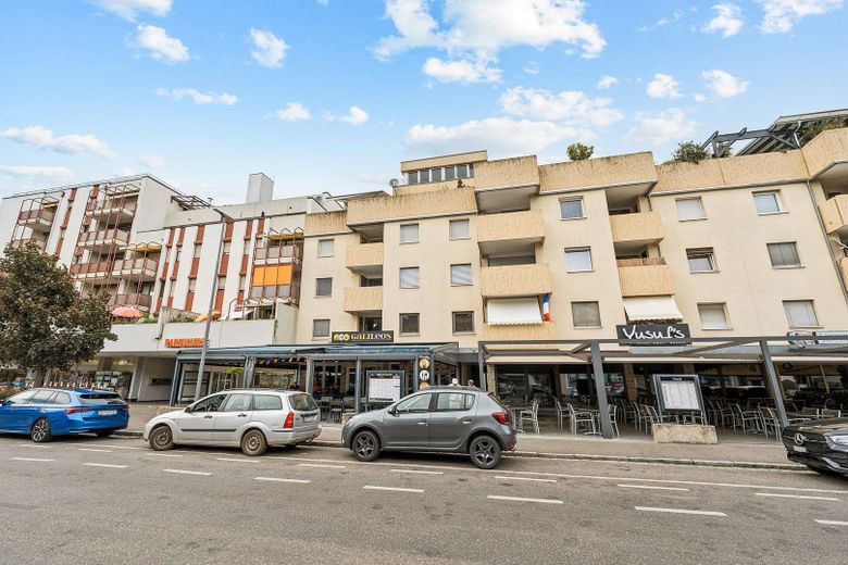 Erstbezug nach Kernsanierung: 2,5-Zi.-Wohnung mit Balkon und TG-Stellplatz (+Aufzug) – Aussen Vorne