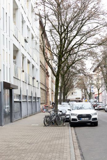 Tadilat sonrası ilk kullanım – park yeri bulunan mobilyalı 1 odalı daire – Straße von unten
