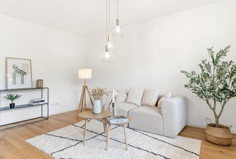 **ARRIVE. FEEL AT HOME**STYLISHLY renovated 2-room apartment** – Wohnbereich Originalbild