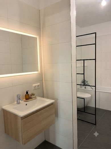 Tranquillo e moderno appartamento di 4 locali ad Amburgo Eimsbüttel, vicino alla stazione della metropolitana U-Christuskirche – Masterbad 1