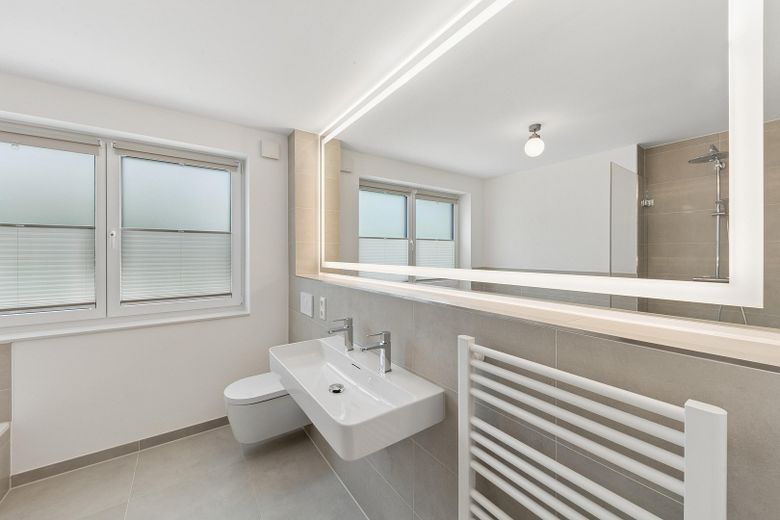 Neuwertige 3 - Zimmer - Balkonwohnung mit erstklassiger Ausstattung in Top - Lage von Meiendorf – Badezimmer