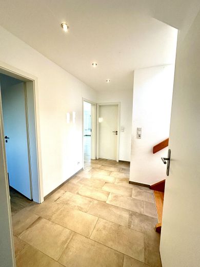 Hochwertig sanierte 4-Zimmer-Maisonette | 110 m² | 2 Bäder | Balkon | ruhige Lage an den Mainwiesen – Flur OG