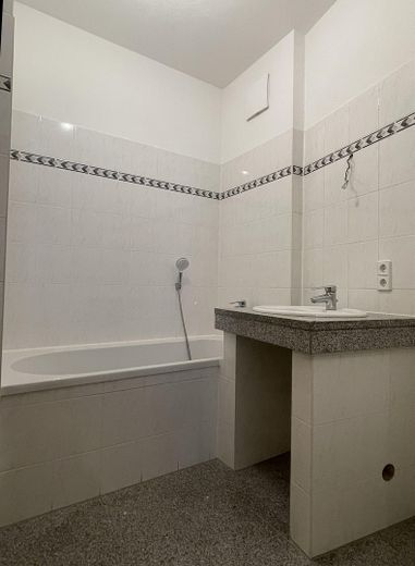 Provisionsfrei: 3-Zimmer-Balkonwohnung im Hochparterre eines kernsanierten 4-FH, Weimar Nordvorstadt – Das Bad: Wanne, Waschtisch...