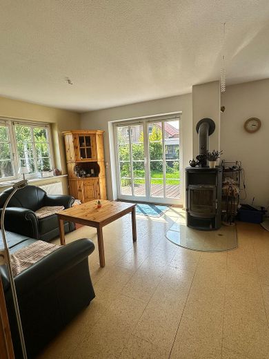Ruhiges, sonniges & energieeffizientes Einfamilienhaus direkt „hinter’m Deich“ nahe Büsum – Wohnzimmer mitte
