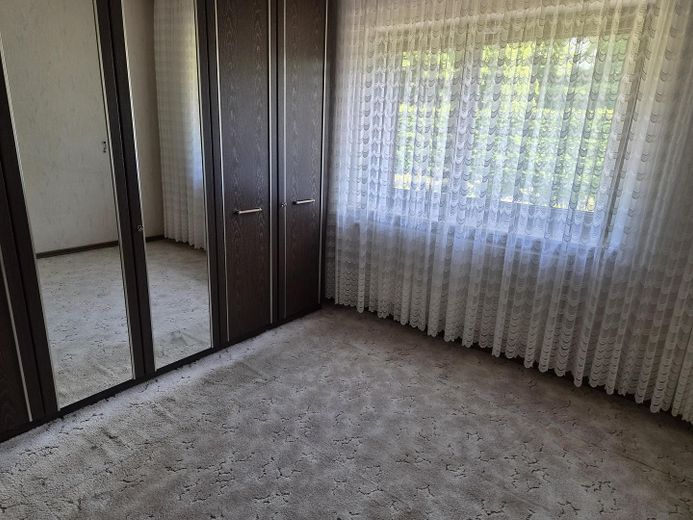 Działka słoneczna (od strony południowej) z domem bliźniaczym, basenem, stawem, garażem i miejscem parkingowym – Schlafzimmer