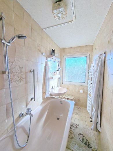 Freistehendes Zweifamilienhaus in Rumpenheim 7,5 Zimmer, 3 Bäder, gr. Garten, Garage, Ausbau möglich – OG Bad