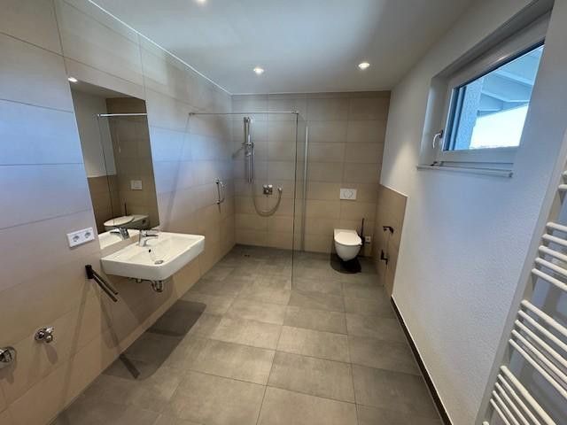 Attraktive 2-Zimmer-Wohnung – barrierefrei, mit Balkon, EBK und herrlicher Aussicht – Bad