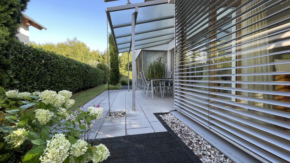 Maison d’architecte baignée de lumière dans un emplacement privilégié – Habiter avec une vue dégagée sur la verdure – Terrasse Süd-West