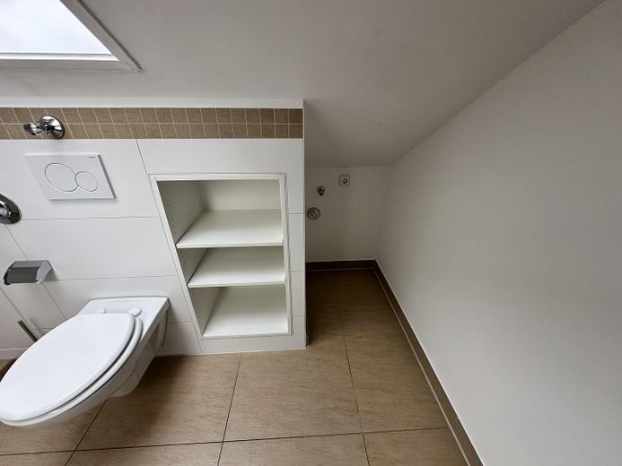Bright 2-room attic apartment with fitted kitchen in a central location – Badezimmer