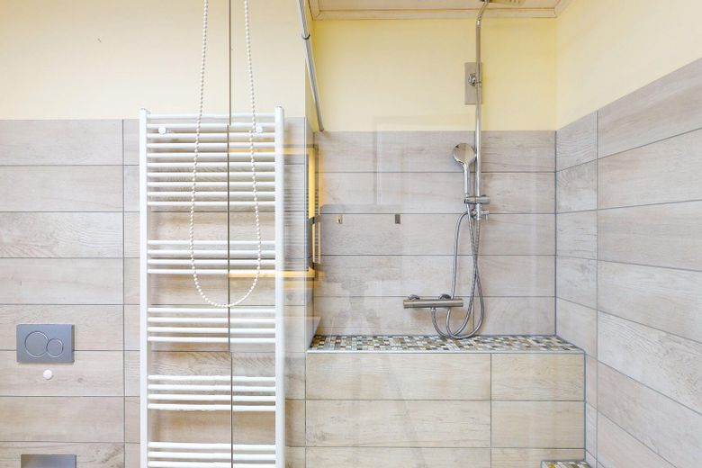 Badezimmer mit Regendusche